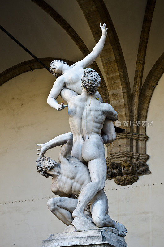 《抢夺萨平妇女》(The Rape of the Sabine Women)，大理石雕像